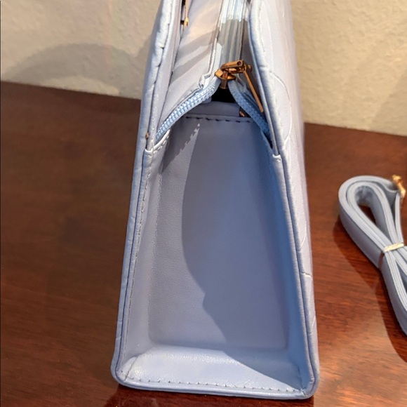 Elegant White Handbag with Gold Accents - Picture 8 of 17